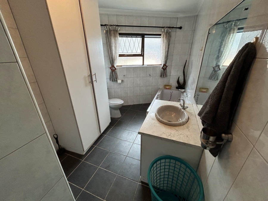 6 Bedroom Property for Sale in Wavecrest Eastern Cape